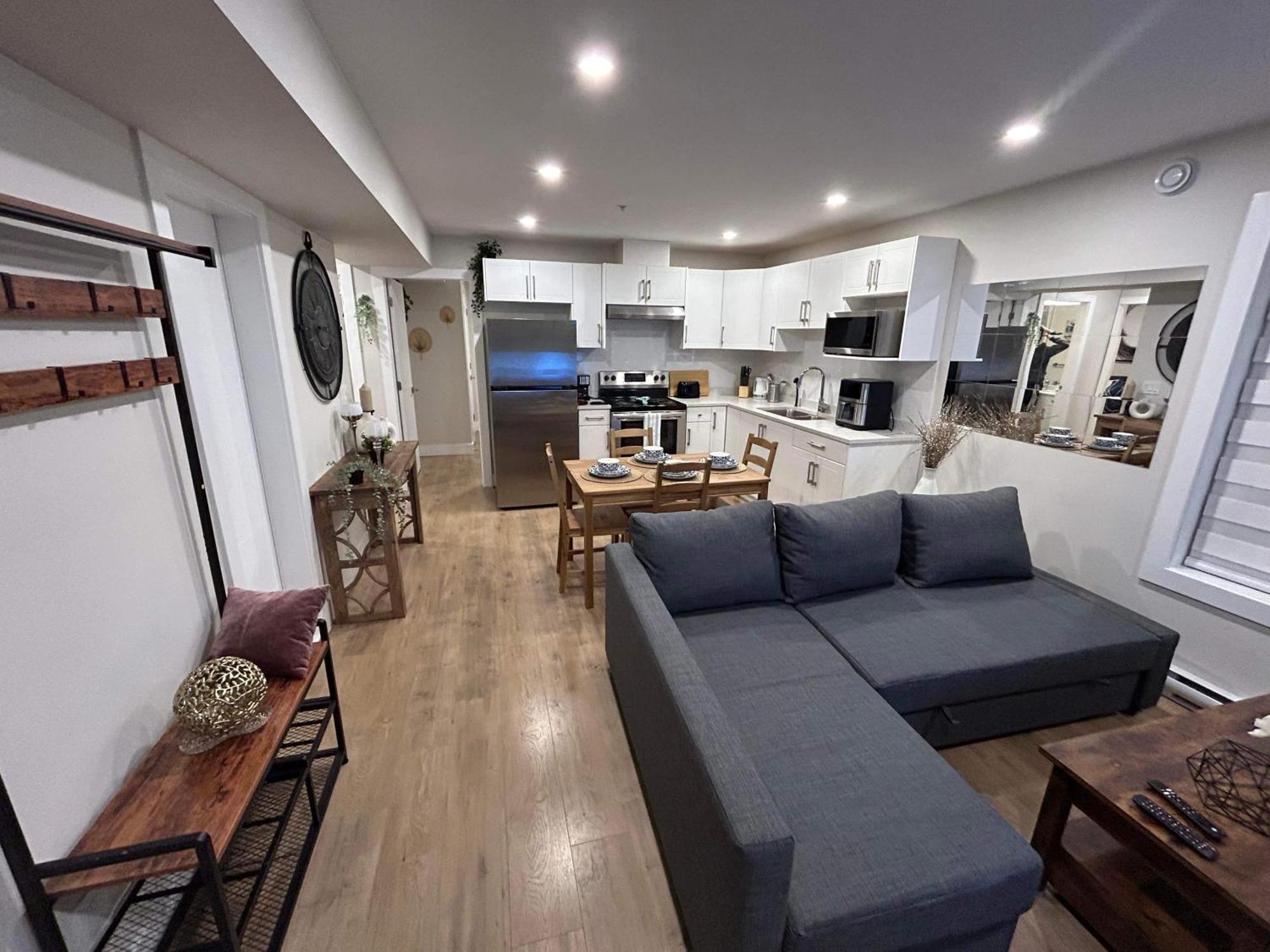 New, Spacious 2 Bedrooms In Downtown With Free Parking! Maple Ridge Экстерьер фото