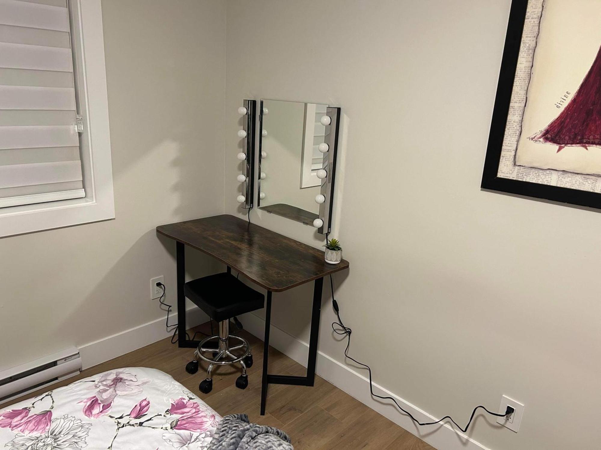 New, Spacious 2 Bedrooms In Downtown With Free Parking! Maple Ridge Экстерьер фото