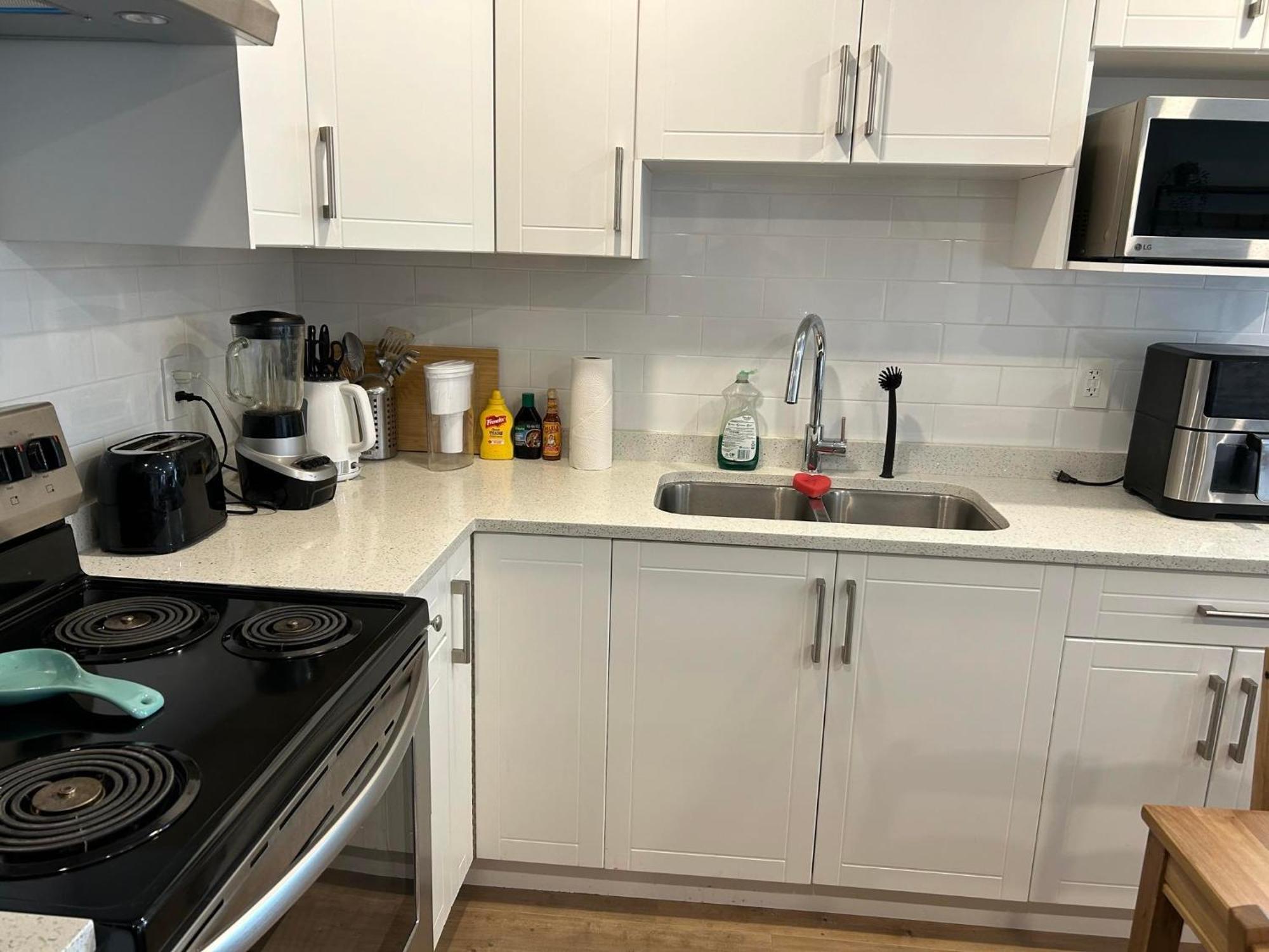 New, Spacious 2 Bedrooms In Downtown With Free Parking! Maple Ridge Экстерьер фото